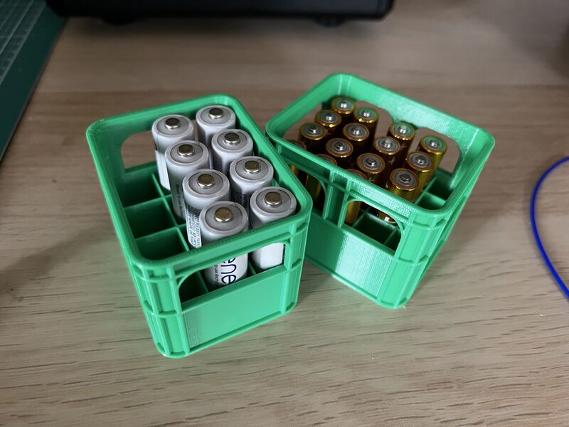 Gedruckte Mini-Getränkekisten als Batteriehalter