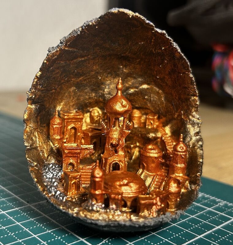 Gedruckte goldene Stadt in einer Mondschale