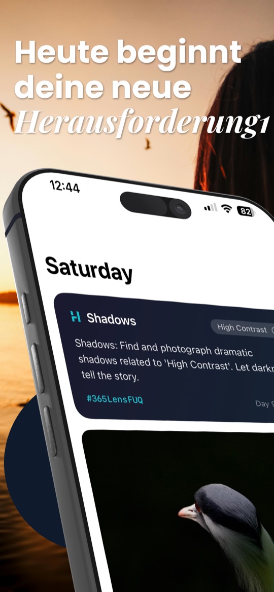 Store-Bild mit der Schlagzeile „Heute beginnt deine neue Herausforderung“ vor einem Sonnenuntergang am Wasser, darunter schräg ein iPhone mit englischer Oberfläche: die Überschrift für Samstag, eine dunkle Karte der Kategorie Schatten mit dem Thema Hoher Kontrast, dem Aufgabentext und dem Hashtag #365LensFUQ, darunter angeschnitten ein Foto eines Vogels vor schwarzem Hintergrund