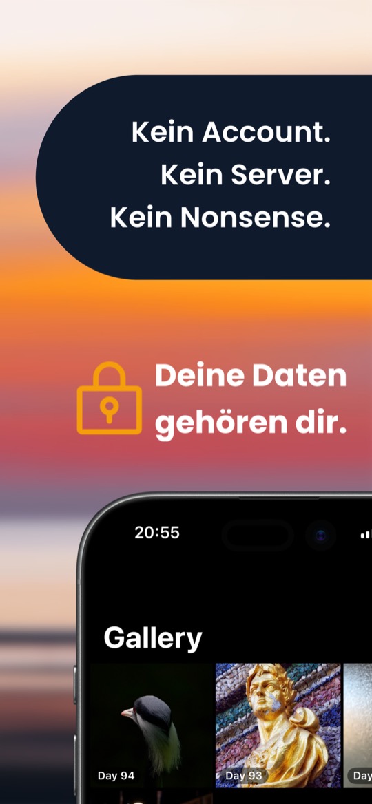 Store-Bild mit den Zeilen „Kein Account. Kein Server. Kein Nonsense.“ und daneben einem Schloss-Symbol mit „Deine Daten gehören dir.“ vor einem unscharfen Abendhimmel, darunter ein iPhone mit englischer Oberfläche und der Galerie: Vorschaubilder für Tag 94 und Tag 93, ein Vogel und eine goldene Büste