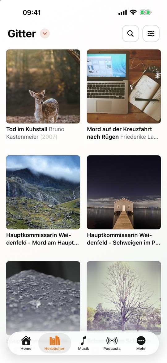 Hörbuch-Bibliothek von CLAUDIO auf dem iPhone: oben die Überschrift Gitter mit Aufklapp-Pfeil, rechts Lupe und Filter-Symbol, darunter ein zweispaltiges Raster großer quadratischer Cover mit Titel, Autorin oder Autor und Jahr