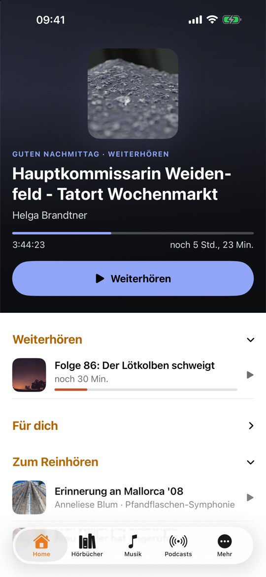 Home-Ansicht von CLAUDIO auf dem iPhone: oben ein Hörbuch mit Cover, Fortschrittsleiste, Restzeit und der Taste Weiterhören, darunter die Sektionen Weiterhören, Für dich und Zum Reinhören, unten die Reiter Home, Hörbücher, Musik, Podcasts und Mehr