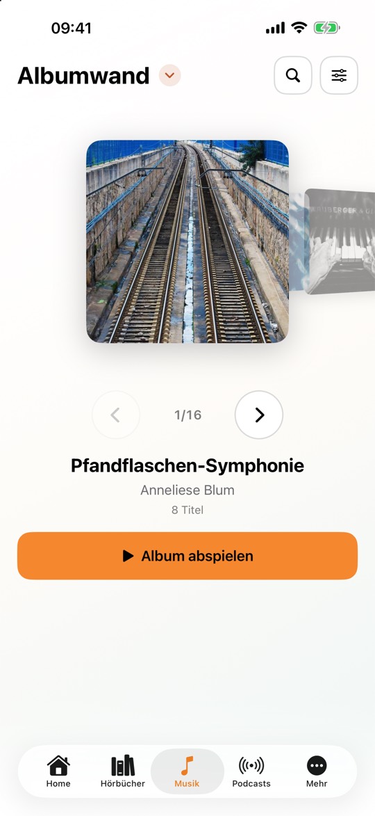 Musik-Ansicht von CLAUDIO mit der Überschrift Albumwand: in der Mitte ein großes Album-Cover, dahinter angeschnitten das nächste, darunter Pfeile zum Blättern und der Zähler 1/16, dann Albumtitel, Interpretin oder Interpret, die Angabe 8 Titel und die Taste Album abspielen