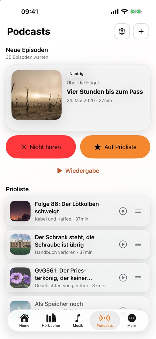 Podcast-Ansicht von CLAUDIO: unter der Überschrift Podcasts der Abschnitt Neue Episoden mit der Zahl wartender Episoden und einer Episodenkarte samt Bild, der Priorität Niedrig, Show, Episodentitel, Datum und Länge, dazu die Tasten Nicht hören, Auf Prioliste und Wiedergabe, darunter die Prioliste mit Episoden samt Abspieltaste und Ziehgriff