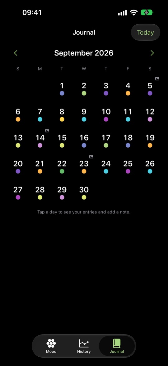 Bildschirm „Journal“: Kalender für September 2026 mit einem farbigen Punkt unter jedem Tag, an drei Tagen ein Bildsymbol für Fotos.