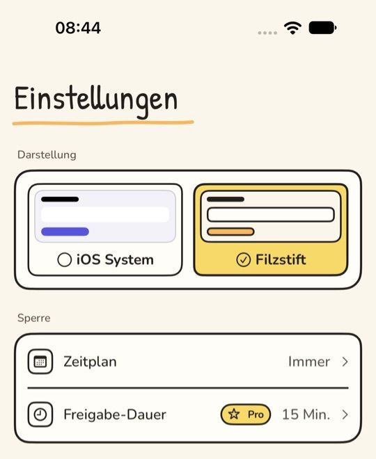 Einstellungen von PauseFirst im Design Filzstift: cremefarbener Papierton, die Überschrift „Einstellungen“ in Handschrift mit gelber Unterstreichung, darunter unter Darstellung zwei Karten mit schwarzer Kontur, links iOS System, rechts Filzstift gelb hinterlegt und ausgewählt