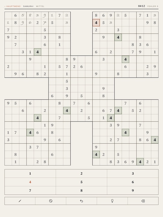 Samurai-Sudoku auf dem iPad in hellem Papierton: fünf überlappende 9x9-Raster, darüber eine Kopfzeile mit Hauptmenü, der Bezeichnung Samurai, der Stufe Mittel, dem Timer 04:12 und der Anzeige „Fehler 0“