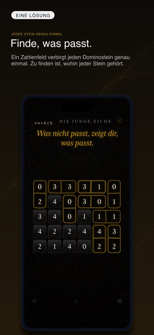 Store-Bild mit dem Etikett „Eine Lösung“, der Überschrift „Finde, was passt.“ und der Zeile „Ein Zahlenfeld verbirgt jeden Dominostein genau einmal. Zu finden ist, wohin jeder Stein gehört.“, darunter ein iPhone mit dunklem Spielfeld der Stufe „Die junge Eiche“, dem goldenen Spruch „Was nicht passt, zeigt dir, was passt.“ und einem Raster aus Zahlensteinen von 0 bis 4, von denen mehrere schon golden umrandet zu Paaren verbunden sind