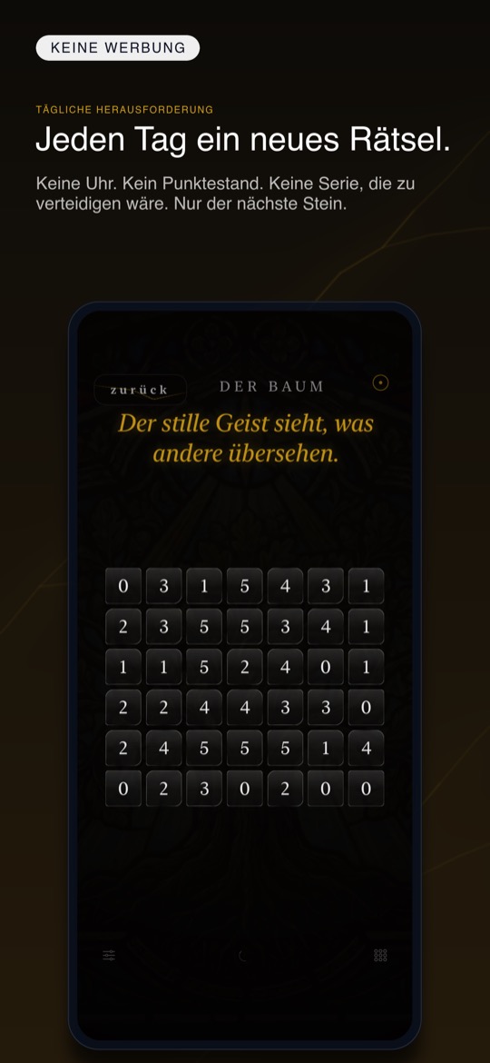Store-Bild mit dem Etikett „Keine Werbung“, der Überschrift „Jeden Tag ein neues Rätsel.“ und der Zeile „Keine Uhr. Kein Punktestand. Keine Serie, die zu verteidigen wäre. Nur der nächste Stein.“, darunter ein iPhone mit einem noch leeren dunklen Spielfeld der Stufe „Der Baum“: sechs Reihen mit je sieben Zahlensteinen von 0 bis 5 unter dem goldenen Spruch „Der stille Geist sieht, was andere übersehen.“